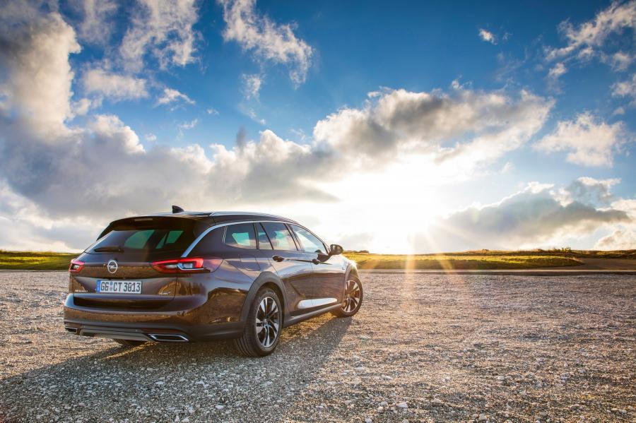  Opel Insignia Country Tourer Turbo D 4x4 Exclusive 2017 года  (фото 18 из 42)